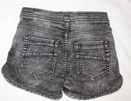 Ho8. riflové kraťasy zdobené nášivkami 9-10 let, 140