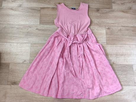 Růžové šaty s výšivkou, 134