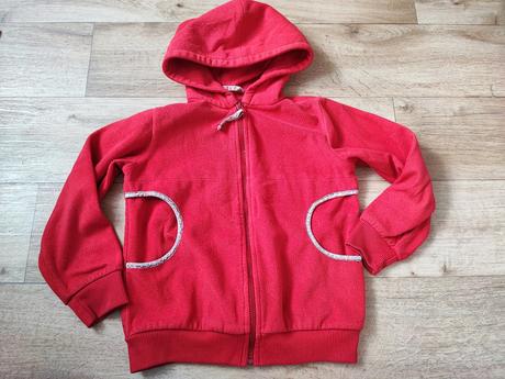 Červená mikina, 134