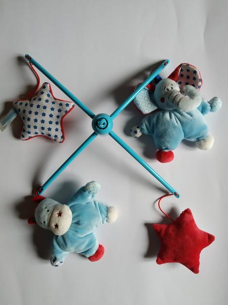 Hrací kolotoč nad dětskou postýlku, 