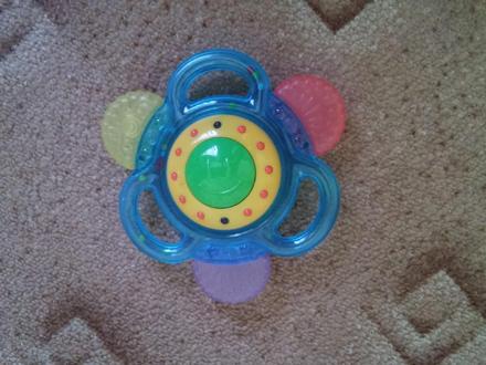 Hudební chrastítko/kousátko,