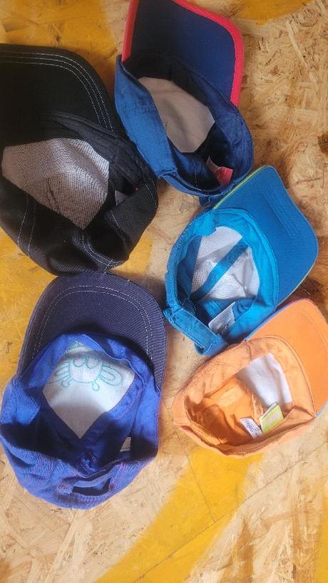 Kšiltovky a tílka, 122–134