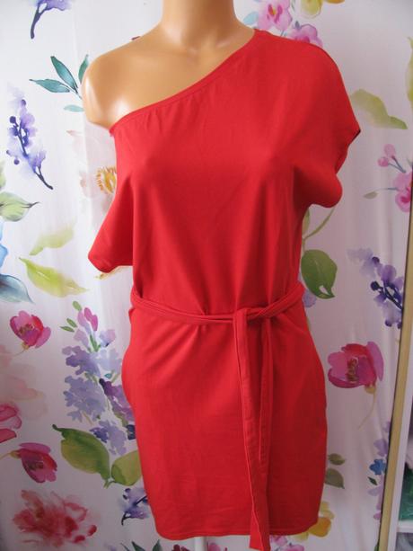 Červené šaty-asymetrický střih s odhaleným ramenem, m