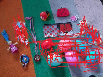 Taštička,panenka,hodinky,postavička, drobnosti,