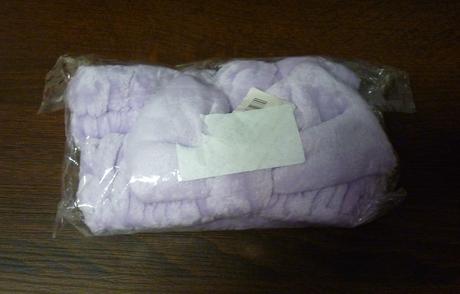 Kosmetická lila čelenka a návleky na ruce,