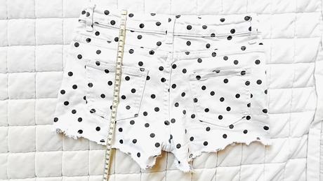 Bílé puntíkované kraťasy, 140