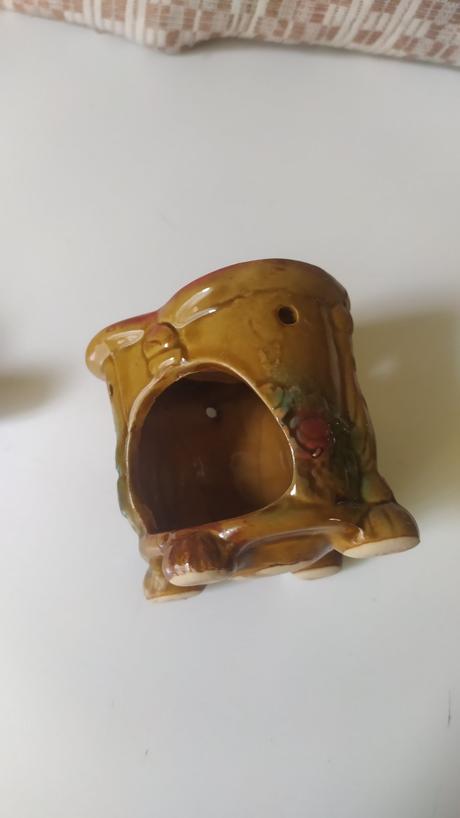 Stojánek na svíčku a konvička,