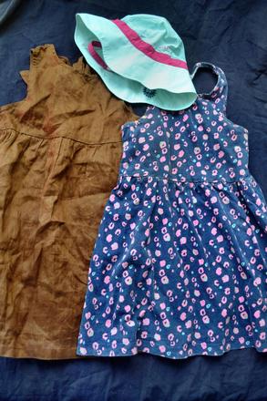 2x šaty v.110/116 + klobouk s uv filtrem, 110