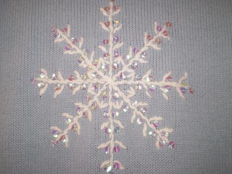 Velmi pěkný sv. šedý svetr s vločkou, 34