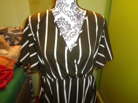 Slušivé pruhované šaty, xl