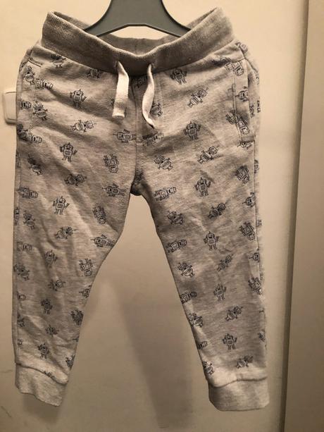 Šedé tepláčky s roboty, 92