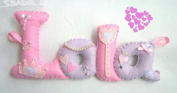 Dělá tady někdo šité nápisy jmen?