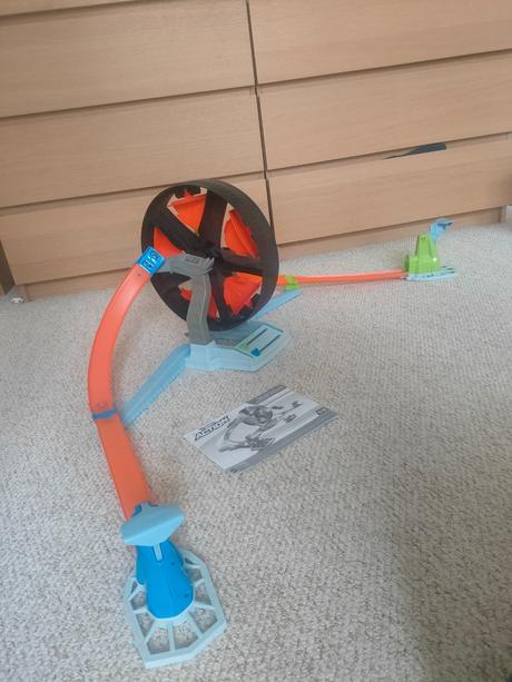 Dráha hot wheels - kdo s koho, 