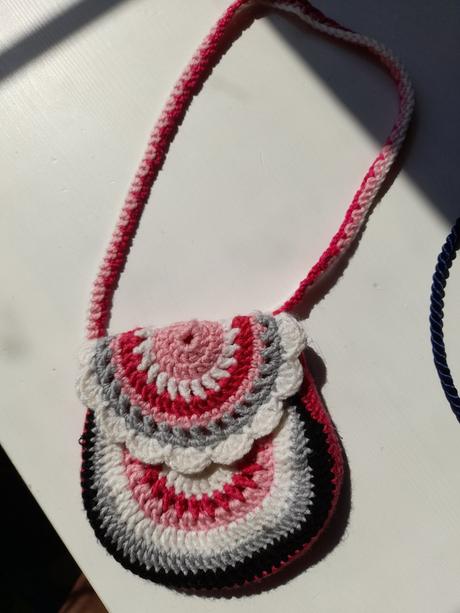 Taštička háčkovaná pro malou holčičku,