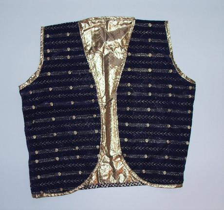 R93 vesta ke kostýmu vel. 10 -15 let,