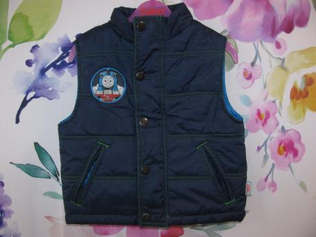 Chlapecká tmavě modrá vesta mašinka tomáš, 86