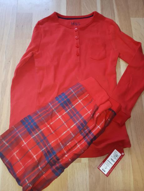 Červené pyžamo 134, marks & spencer,134