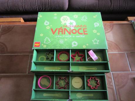 Pěkná dětská vykrajovátka a razítka v krabičce,