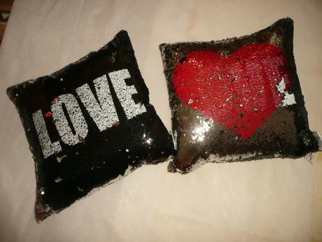 Polštář otáčecí obracecí flitry srdce love, 