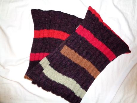 Krásná hnědočervená pruhovaná zimní šála,