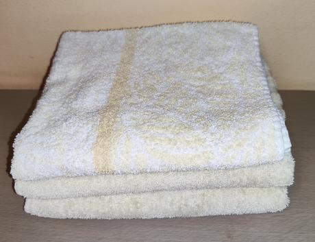 3 ks světle žlutých ručníků, 