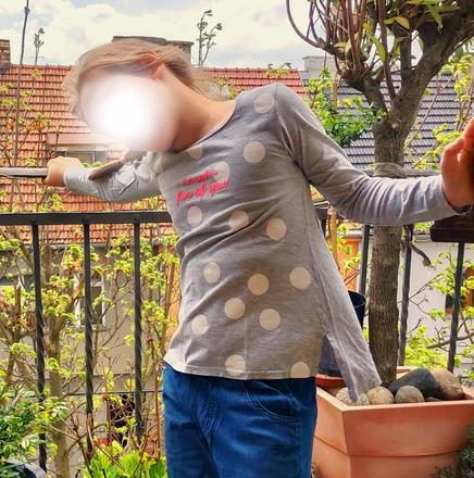 Šedé puntíkované tričko, 146