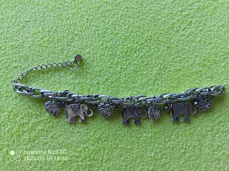 Náramek s přívěsky silný,