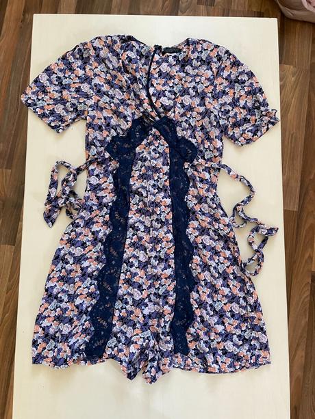 Květinový overal s vadou , vel m ale je spíše do s, topshop,s
