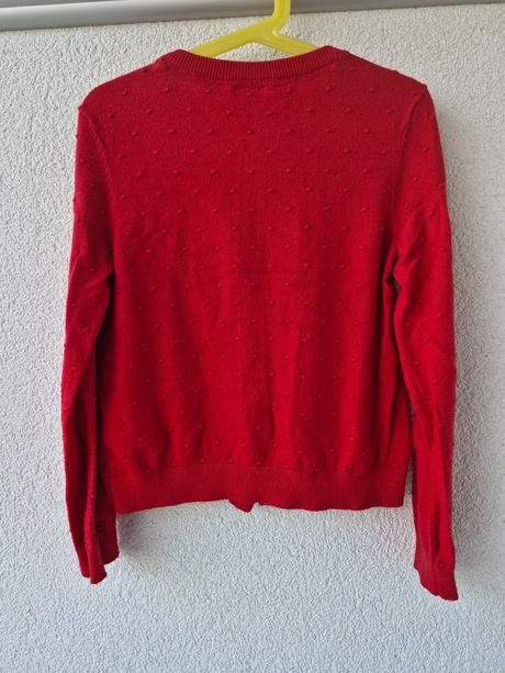 Červený svetr na knoflíčky, 128