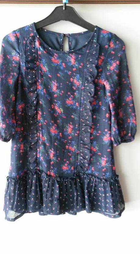 Šaty tm. modré s kytičkami a volánkem vel. 110, st. bernard,110