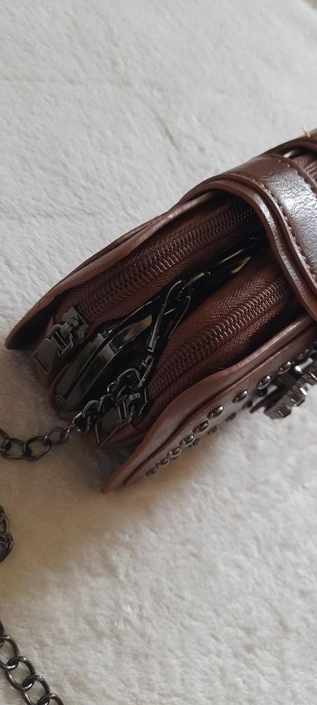 Malá hnědá kabelka crossbody, 