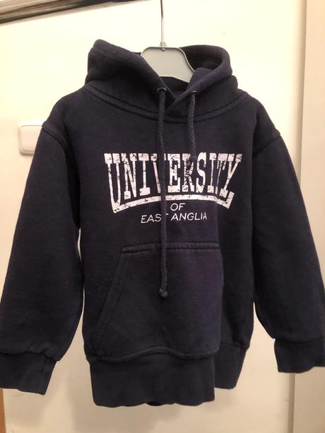 Modrá mikina s nápisem a kapucí, 104