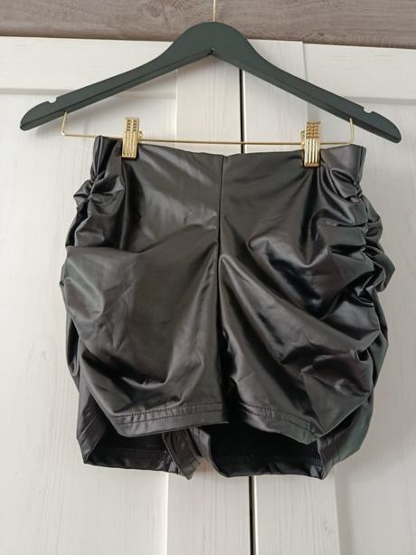 Koženkové kraťasy, 36