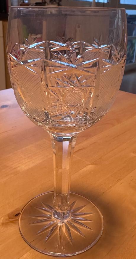 Šest broušených sklenic z křišťálu na víno, 