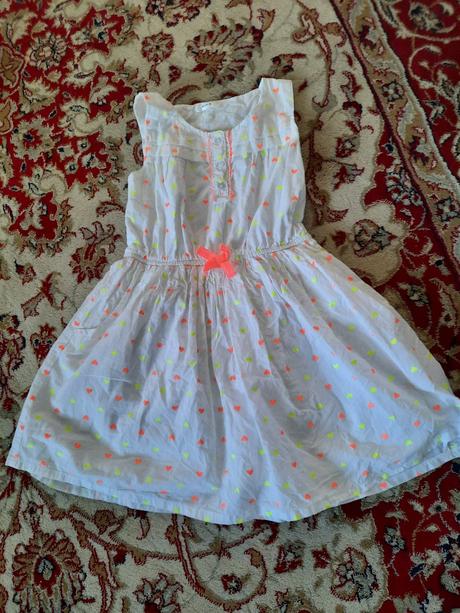 Šaty s neon srdíčky, 122