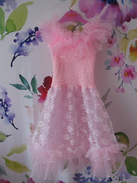 Krásné růžové šatičky s volánky, 92
