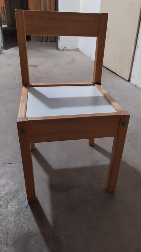 Stoleček a 2 židličky,