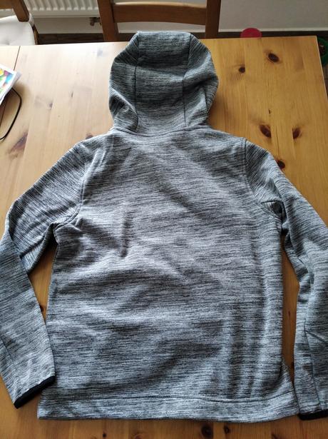 Mikina s klokankou a kapucí, 146