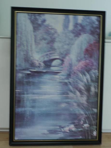 Velky obraz v cernem ramu, 