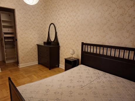 Ložnice ikea hemnes postel 160 cm, stolky a komoda, 