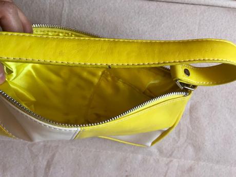 Zlutobila kabelka, mango