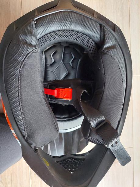 Přilba pro čtyřkolku a motocykly, 