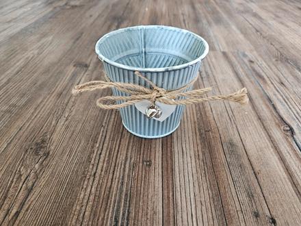 Šedý plechový květináč obal na květináč srdíčko,