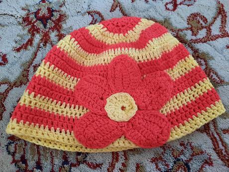 Čepička s květinou, 92