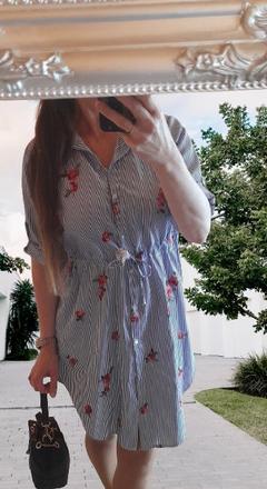 Košilové pruhované šaty s květinovou výšivkou, 