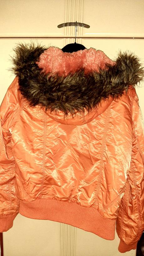Zimní bunda lesklého vzhledu s kapucí, l