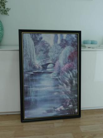 Velky obraz v cernem ramu,