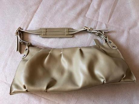 Nenosena  sirka 34 cm  vyska stredem 15 cm  hloubk, mango