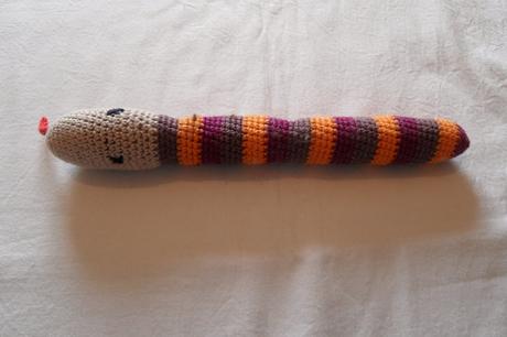 J10 háčkovaný had s rolničkou,