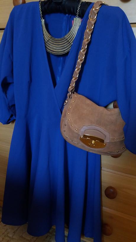 Malá béžová semišová kabelka přes rameno,